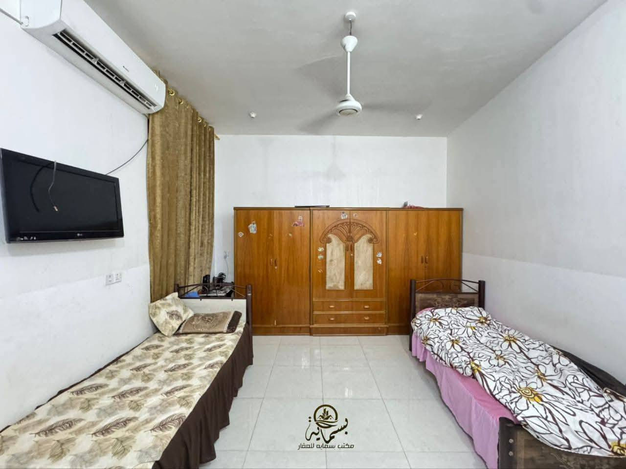 السلام عليكم بيت للبيع نادر الثانيه شارع زين العابدين المساحة 192
يحتوي على غرفتين نوم.. صاله.. استقبال.. مطبخ حار+بارد.. 

صحيات.. منور عدد ٢ .. كراج + صحيات خارجية
***********
