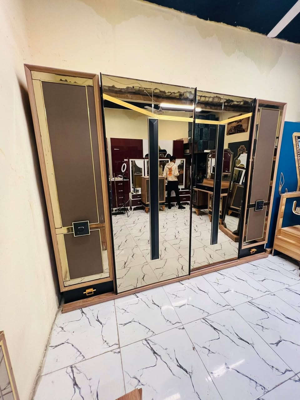 غرفة تركيأ مودرن كوالتي الاصلـي🦾

🚪8 قطع
 نظام سلايت💢+ اثنين أبواب ⚡

🪞 جام برونزي أنيق

🧵 قماش وتر بروف أصلي

✨ نظافة 80بل 💯

💵 السعر 700قفل🔒

 شد ونقل مجاني داخل بغداد 🚚

يوجد توصيل محافضات بكروه 
للحجز مراسله الصفحه او واتساب***********
