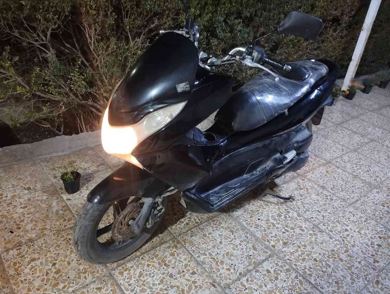 سلام عليكم 
عندي pcx للبيع دراجه نضيفه وحلوه محرك ناعم كهربائيات 
شغاله ستان حساس    
الكوت العزة القديمة ***********
