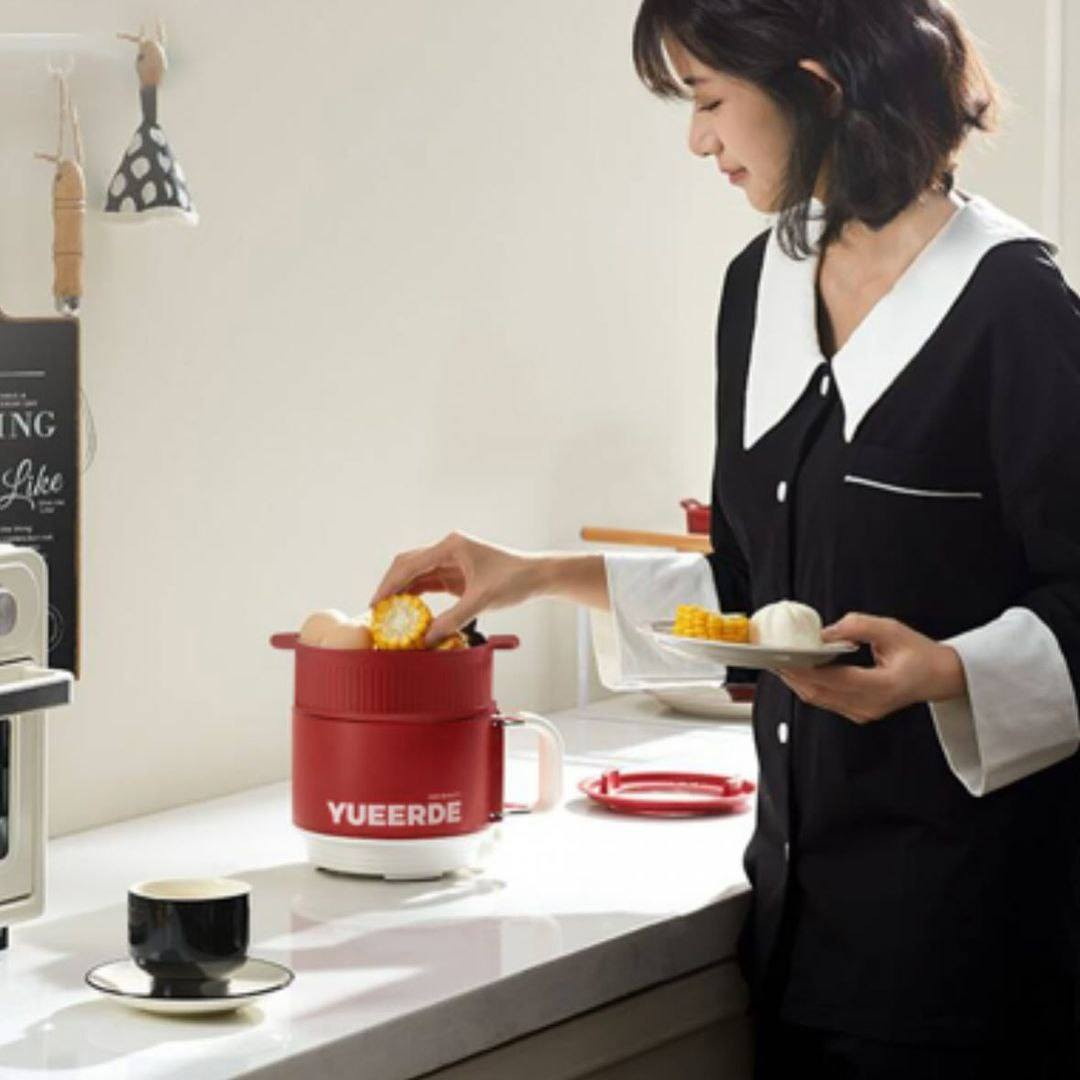 🍲قدر طهي نودلز YUEERDE الكهربائي 
قدر طهي كهربائي بقدرة ٤٥٠ واط متعدد الاستخدامات محمول لسلق الخظار او القلي . غطاء زجاجي مرئي: يتيح لك مراقبة الطعام أثناء الطهي بسهولة 👀.. مصفاة من البلاستيك المقاوم للحرارة: لطهي صحي بالبخار والحفاظ على العناصر الغذائية 🥦.. سلك قابل للفصل: يسهل عملية التخزين والنقل 📦. 

♦️استخدام آمن: موصل سلك الطاقة في نهاية المقبض لمنع تسرب الكهرباء الناجم عن دخول الماء.

♦️يحتوي على وعاء داخلي مقاوم لدرجات الحرارة العالية وغير لاصق.

♦️سهل التنظيف: يوجد داخل الوعاء بطانة من السيراميك لمنع الاحتراق.

♦️نظام الحماية يحتوي الجهاز على ترموستات مدمج، والذي سيفصل الطاقة عندما تكون درجة الحرارة مرتفعة للغاية لعدم حرق الطعام .

♦️عندما تنخفض درجة الحرارة إلى درجة مناسبة سيتم استئناف حالة التسخين.. 

#هذه العلامة التجارية حاصلة على  أفضل قدر كهربائي في الاسوق العالمية (YUEERDE)

🚘يوجد خدمة توصيل لجميع محافظات العراق 🚘


**إذا كنت صاحب هذا الإعلان وتريد حذفه لأي سبب، رجاءا أرسل رسالة إلى الدعم الفني**