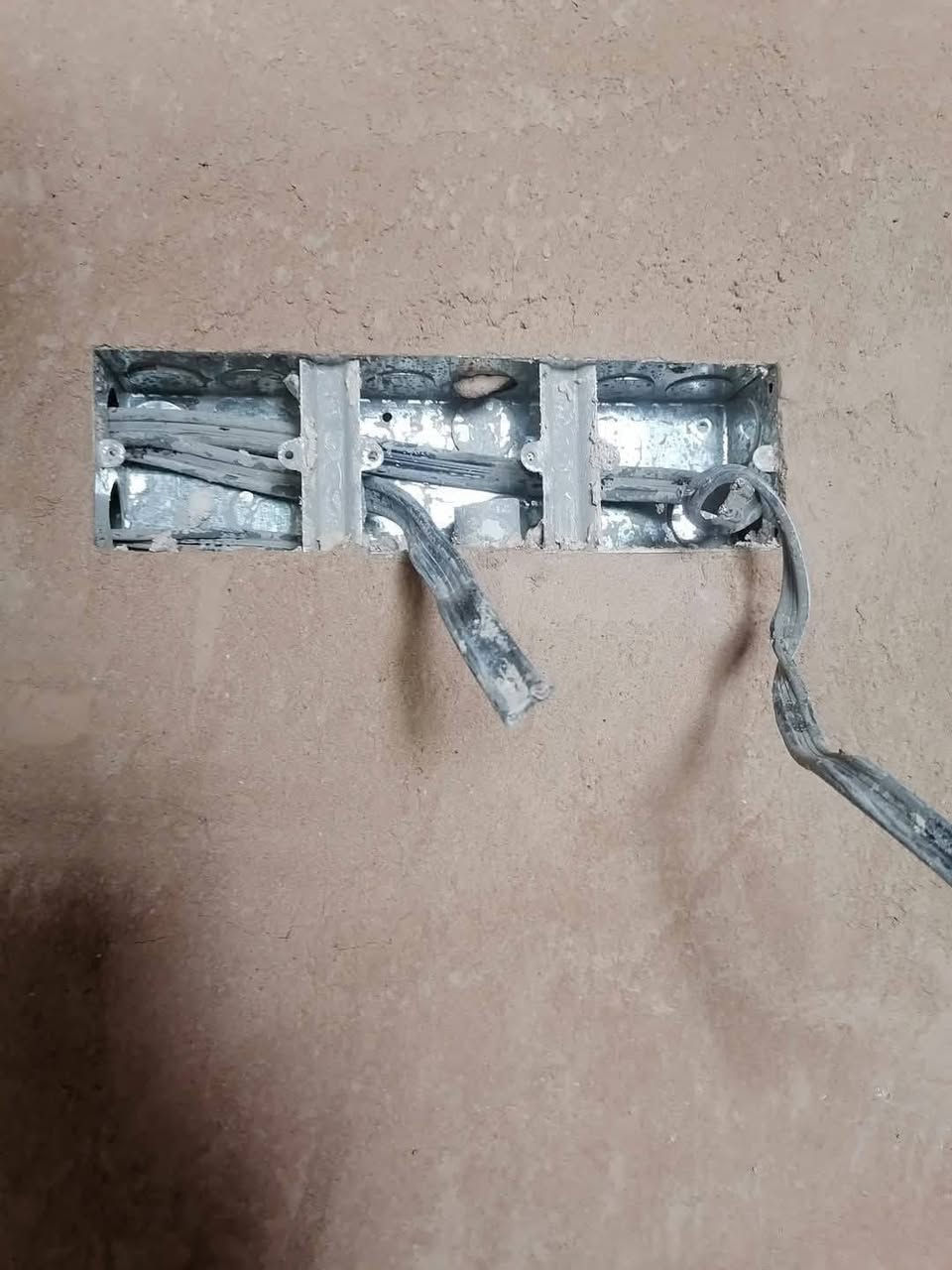 السلام عليكم خلفه جص او بورك او تصليحات او ترميم شغل لي يرضي الله او يرضيك رقمي *********** واتس
