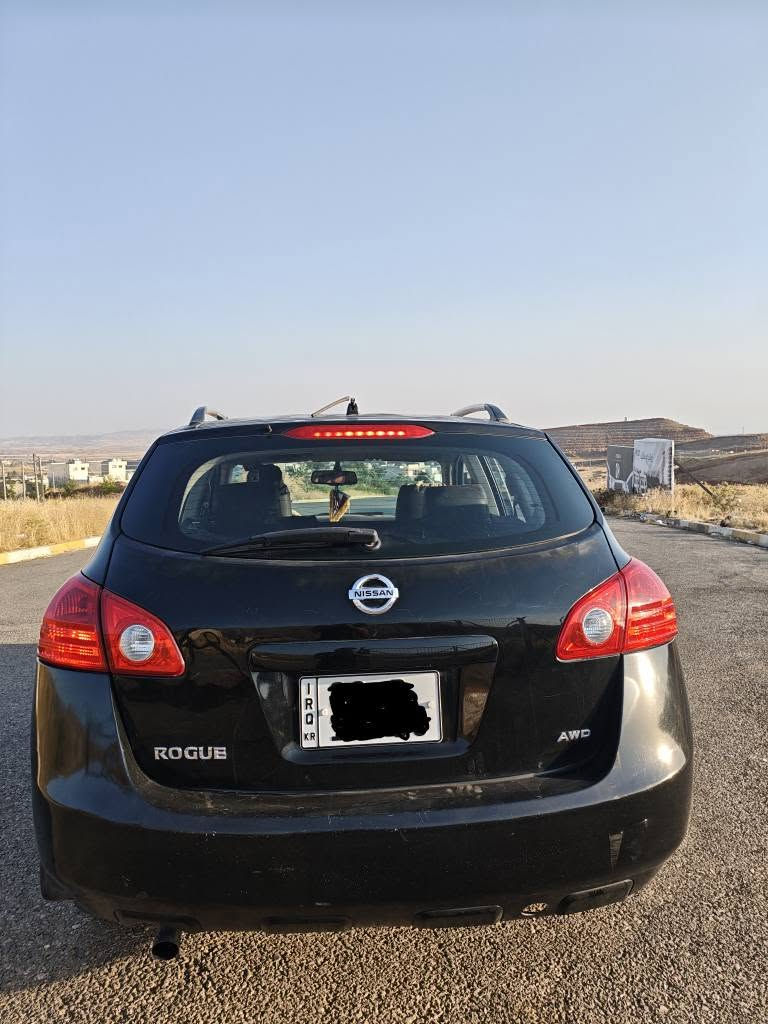 مۆدیل ٢٠١٠ یە 
گێر تۆماتیکە رەقەم و سەنەوی نوێە تا ٢٠٢٧ 
سەیارەکە بیێ مەسرەفە گێر و مەکینەی بەشەرتە تبریت ئیش دەکا
تەنها یەک پارچەی بۆیاغە پشتەوەشی جەمپەکی بچوکی هەیە 
ناوەی نەگرتوە 
بەناو کردن و برانەوە و غەرامە بەشەرتە 
***********
شوێن / کۆیە كويسينجاك, أربيل
