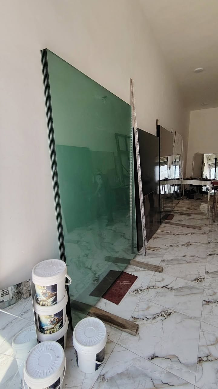 على بركة الله تم افتتاح محل كافة انواع الزجاج والمرايا والالمنيوم اسعارنا مناسبة جدا العنوان الدورة حي دجلة شارع الضغط جهة الخروج للاستفسار الاتصال على الرقم *********** واتس اب او ***********
