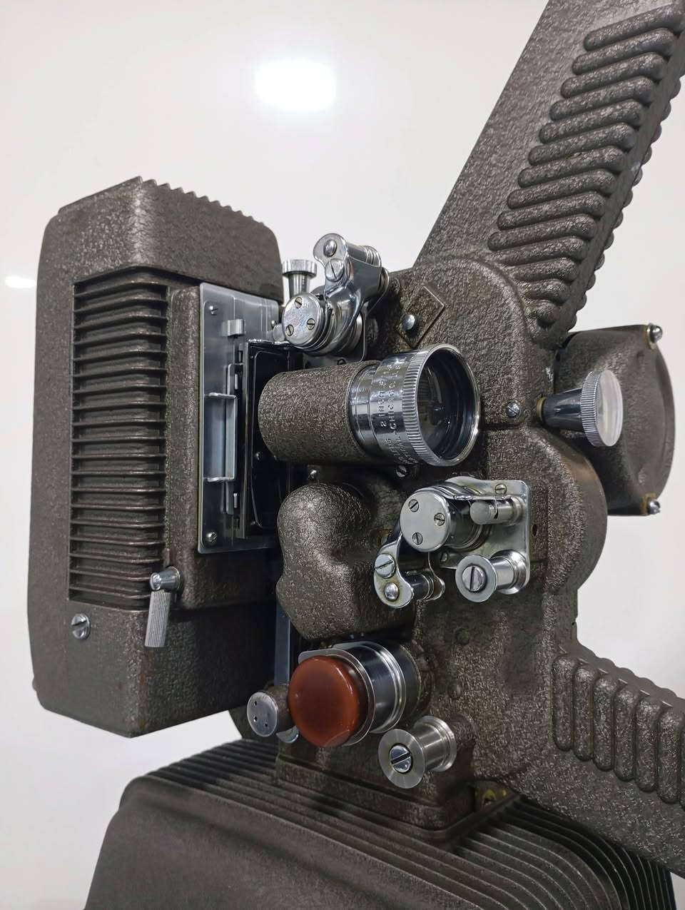 للبيع عارضة سينمائية ١٦ملم أمريكي Revere تحفة قديمة نادرة أنتيك يوجد توصيل للمحافظات-***********
