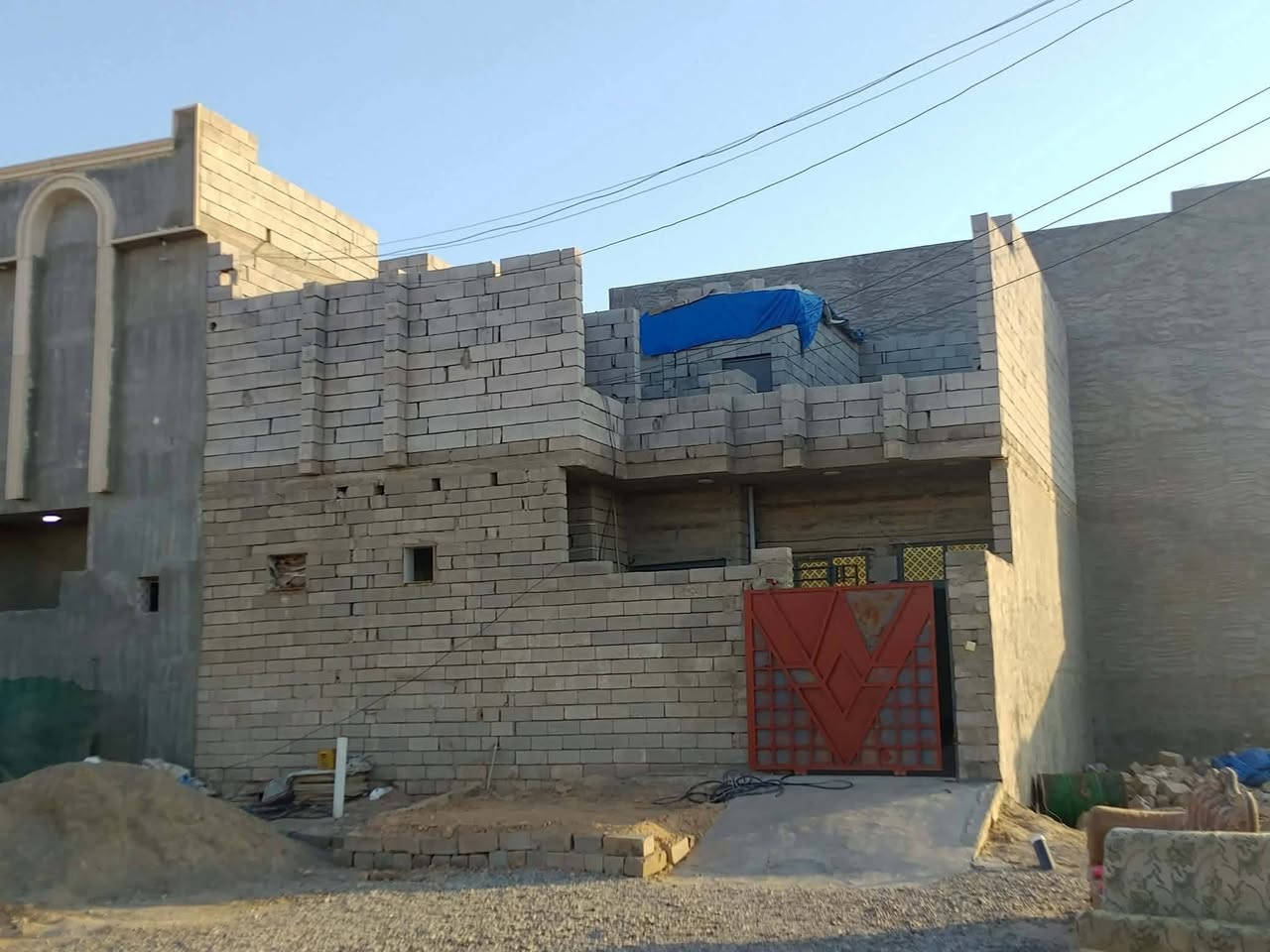 سلام عليكم بيت للبيع مساحة100. 10_10بصف الركن علا شارعين شارع 15متر يتكون علا غرفت نوم وحده ومطبخ وحمام وصحيات خارجية وغرفت استقبال من عزله معا كافت الخدمات ماء كهرباء ومجاري كله متوفرة السعر 45وبيه مجال بسيط للاستفسار الاتصال ‏‪***********‬‏
