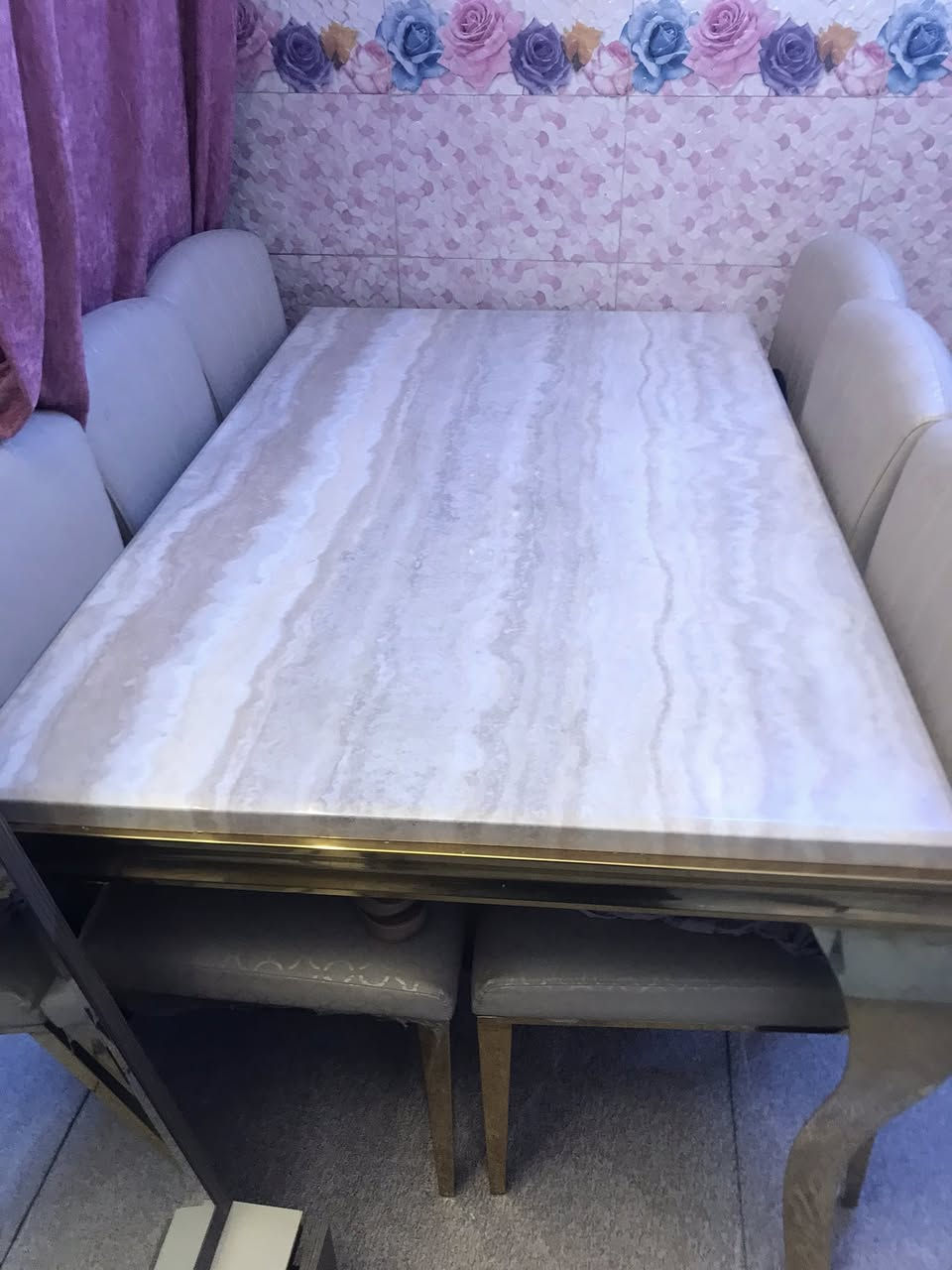 السلام عليكم  ميز طعام نضيف  6كراسي ومرمره ونيكل اصفر اصلي ميصدي السعر400وبي مجال الرقم ***********
