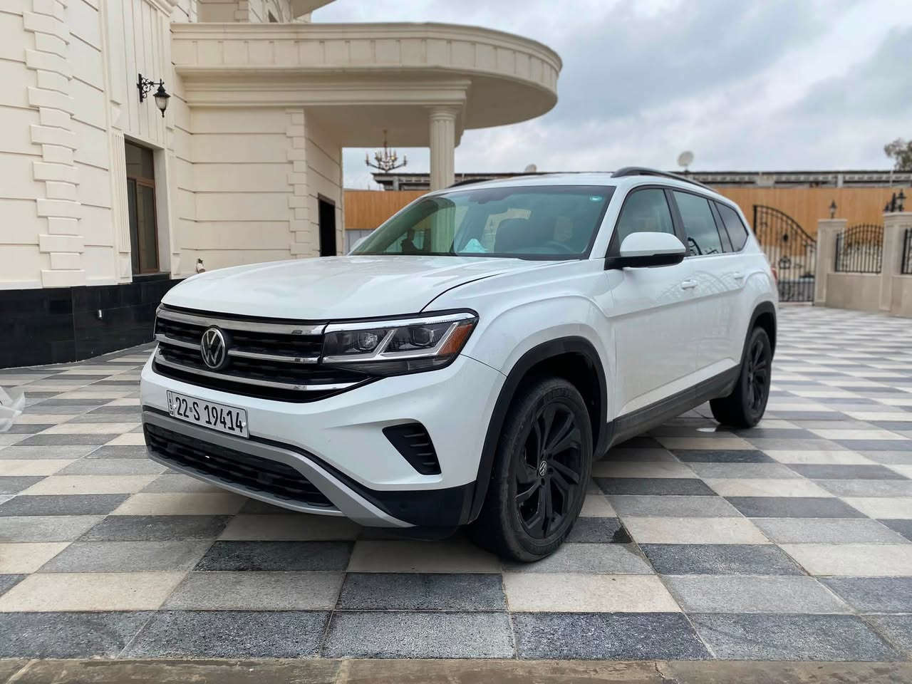 يالله
السلام عليكم 
للبيع – Volkswagen Atlas SE 2023
فولكس واكن اطلس فاملي فول مواصفات
 (عدا الفتحة)
سيارة عائلية قوية، مريحة، ونظيفة جداً
⚙️ المواصفات:
 • محرك 2.0 تيربو اقتصادي
 • دفع أمامي
 • تشغيل بصمة + تشغيل عن بُعد
 • شاشة كبيرة تدعم Apple CarPlay و Android Auto
 • 7 مقاعد – 3 صفوف
 • جلد قرميدي فاخر
 • تبريد ثلاثي + تحكم كهربائي بالمقاعد
 • جنوط رياضية 20 إنج أسود
 • أضوية LED كاملة
 • كاميرا خلفية + حساسات أمامي وخلفي
 • نظام النقطة العمياء
 • تحذير اصطدام + كبح تلقائي
 • مثبت سرعة ذكي (Adaptive Cruise Control)
 • نظام مراقبة المسار
 • باب خلفي كهربائي يُفتح بحركة القدم
📌 ملاحظة: حادث خفيف (صبغ بند فقط) موضح بالصور
📍 رقم أربيل
📍 السيارة موجودة بغداد

💰 السعر 235$

📞 للاستفسار: ‭***********‬
