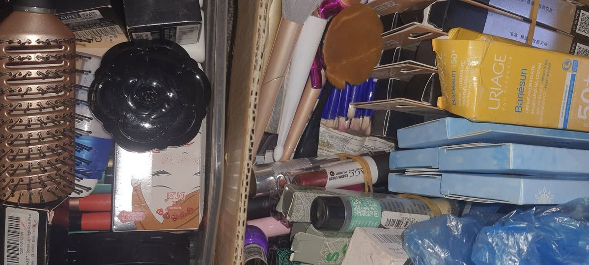 عندي هاي شغلات مال كوزمتك شوف الصور والفيديو مالته ابيعه كلهن شلع هلموجود مابيهن اكسباير للإستفسار الاتصال على الرقم او *********** او على الخاص
