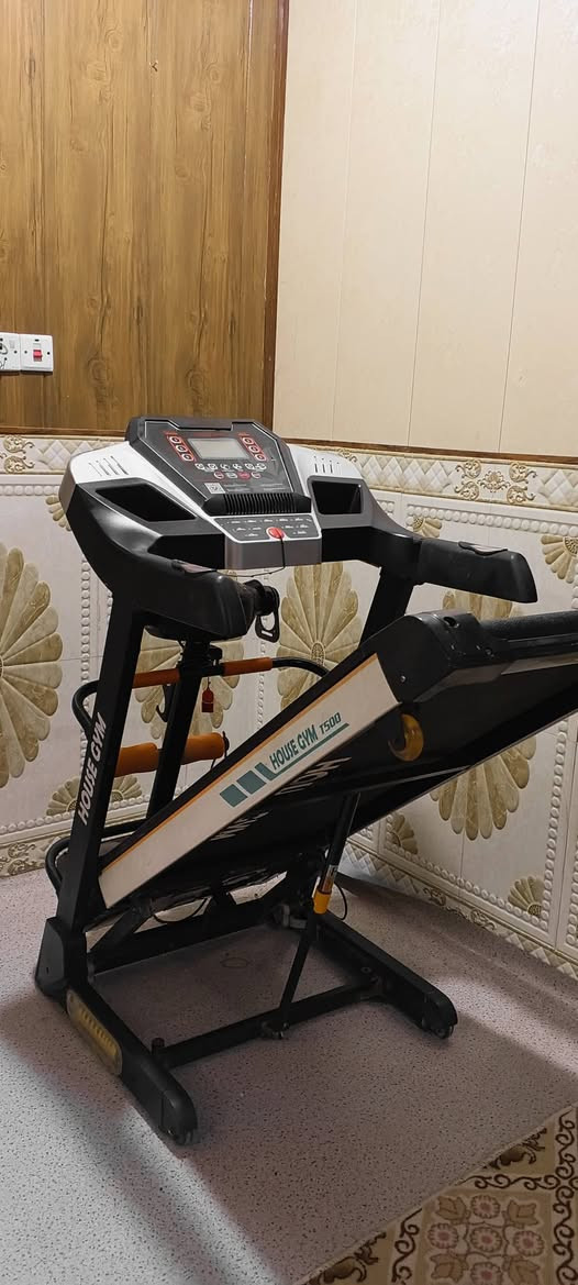 المواصفات والمميزات:

الموديل: House Gym T500.

الشاشة: ديجيتال متطورة لقياس (السرعة، الوقت، المسافة، السعرات الحرارية، ونبض القلب).

نظام الطي: مزود بمساعد هيدروليك لسهولة الطي والتخزين لتوفير المساحة.

الأمان: يحتوي على مفتاح الأمان للتوقف الفوري عند الطوارئ.

سهولة النقل: مزود بعجلات لسهولة تحريكه داخل المنزل

الموقع: ( نجف: حي الوفاء )

للتواصل: ( *********** )
