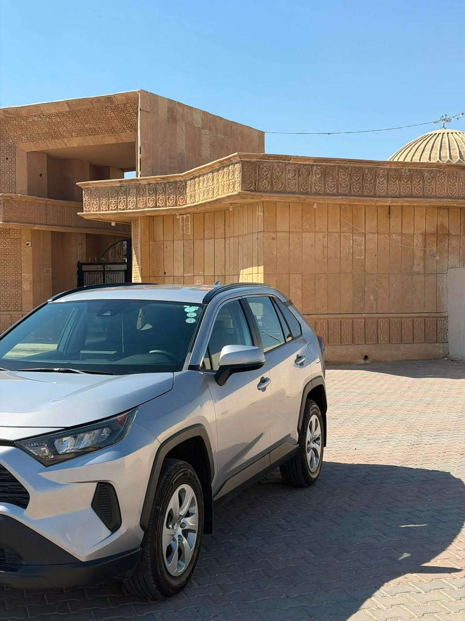 السلام عليكم الحلال للبيع
Toyota RAV4 2021 LE 

وارد امريكي

باب السكن مبدل بلاد شرط فقط 

رقم شمالي اربيل السيارة بسمي 

بالنسبة للمواصفات:

* ✅ محرك 2.5 لتر 4 سلندر.
* ✅ قوة 203 حصان.
* ✅ قير أوتوماتيك 8 سرعات.
* ✅ نظام دفع رباعي AWD.
* ✅ نظام Toyota Safety Sense (مثبت سرعة ,راداري خلفي امامي ، تحذير مغادرة المسار، فرملة طوارئ, رادار النقطة العمياء في المري ).
* ✅ كاميرا خلفية.
* ✅ Apple CarPlay وAndroid Auto.
* ✅ جنوط 17 إنج.
* ✅ مصابيح LED أمامية وخلفية

   📍موقع السيارة صلاح الدين-تكريت-القادسية 
   
  للاستفسار عن السعر او تفاصيل أكثر الاتصال على الارقام التالية:

☎️*********** اتصال رصيد 
☎️*********** واتساب
