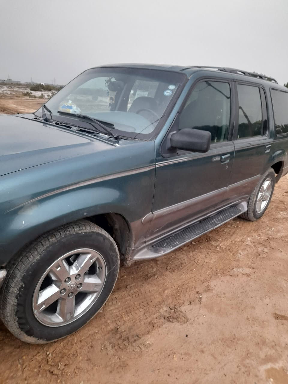 السلام عليكم مرخصت الدمن فورت مديل 98محور مكينه وكير3000رقم دولي جديد سياره نضيفه عائليه مال جناي تخم تاير جديد سياره خير من الله ***********
