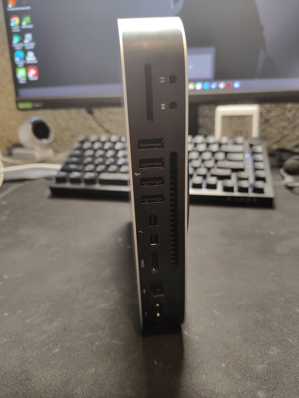 للبيع: ماك ميني (Mac Mini) نظيف جداً - مواصفات متكاملة واستقرار عالي
المواصفات الفنية:
​الموديل: Mac mini (Late 2014) - بحالة ممتازة جداً.
​المعالج: Intel Core i5.
​الرام: 4GB DDR3.
​التخزين (الهارد): 500 جيجا (500GB) - مساحة كافية جداً للتخزين.
​النظام: محدث لأحدث نسخة رسمية مستقرة macOS Monterey 12.7.6.
​الجرافيكس: يدعم دقة Full HD، ويدعم تردد 120Hz لسلاسة عالية جداً بالاستخدام.
​مميزات الجهاز:
​مثالي جداً للدراسة، أعمال المكتب، تصفح اليوتيوب، أو كـ Media Box للسينما المنزلية.
​شغال بطلاقة وبدون أي مشاكل تقنية أو تصليح سابق.
​تصميم أنيق وصغير الحجم.
​الملحقات: كيبل الطاقة الأصلي فقط (بدون كارتون).
​السعر: 180,000 دينار (وقابل للتفاوض البسيط للشراي المباشر).
المكان: بغداد - الأمين الثانية.
​للاستفسار والشراء: يرجى التواصل على الخاص


**إذا كنت صاحب هذا الإعلان وتريد حذفه لأي سبب، رجاءا أرسل رسالة إلى الدعم الفني**