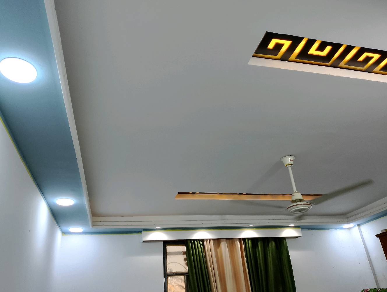 بيت لليجار او للبيع كربلاء الحر مقابل المستشفى التركي شارع محطة غاز الحر  200 متر 4 غرف نوم مع ثلاث صحيات حديقة كراج سياره بناء جديد 