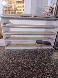 ميز رفوف أو باترينه وجهين للبيع عنوان بغداد حي الحسين  الاستفسار 07712...