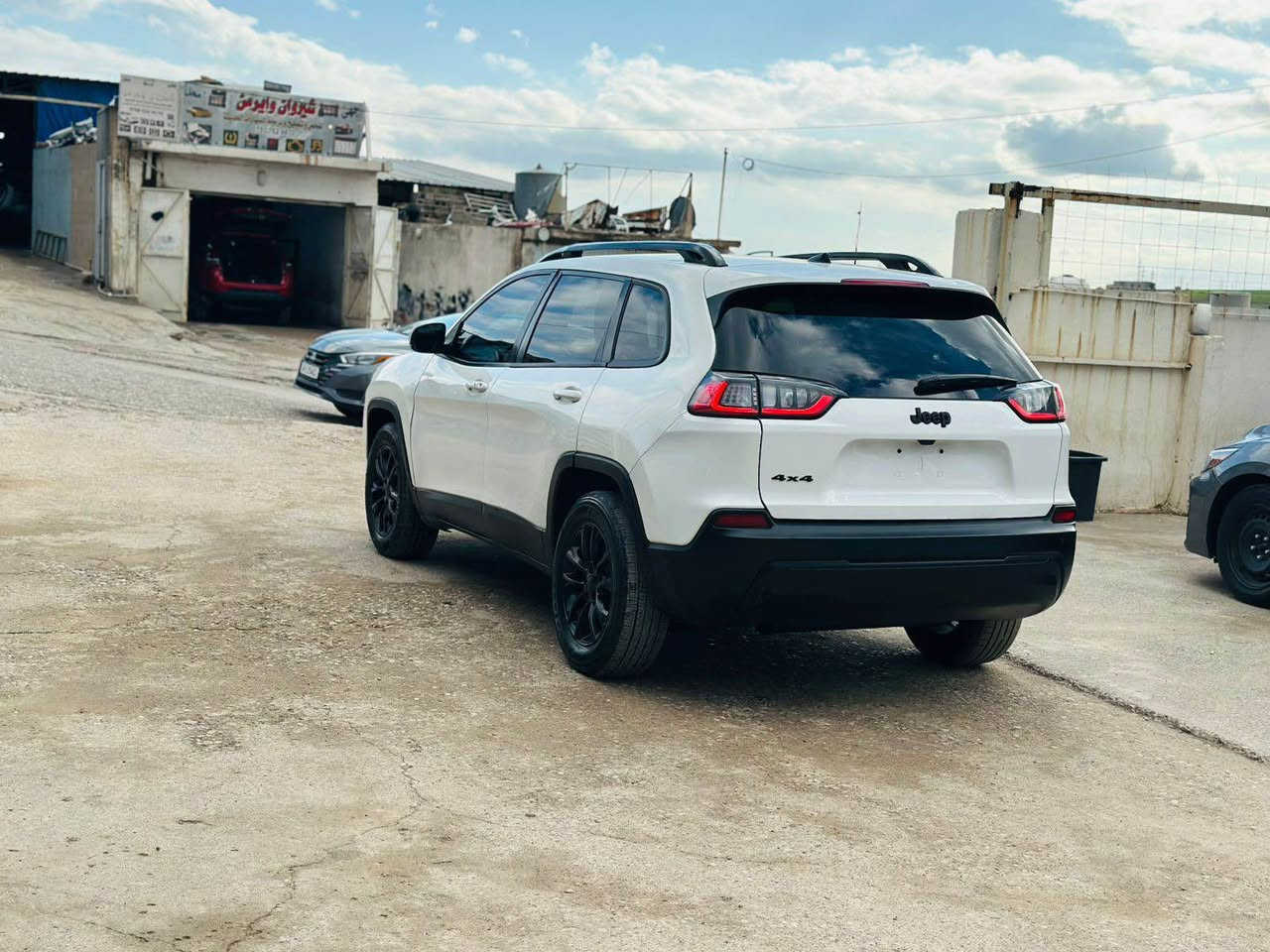 جيب شيروكي 2023 بيع عام صبغ مواصفات فول فول بس بدون فتحه سعر 115  مكان سياره اربيل
*********** أربيل, العراق
