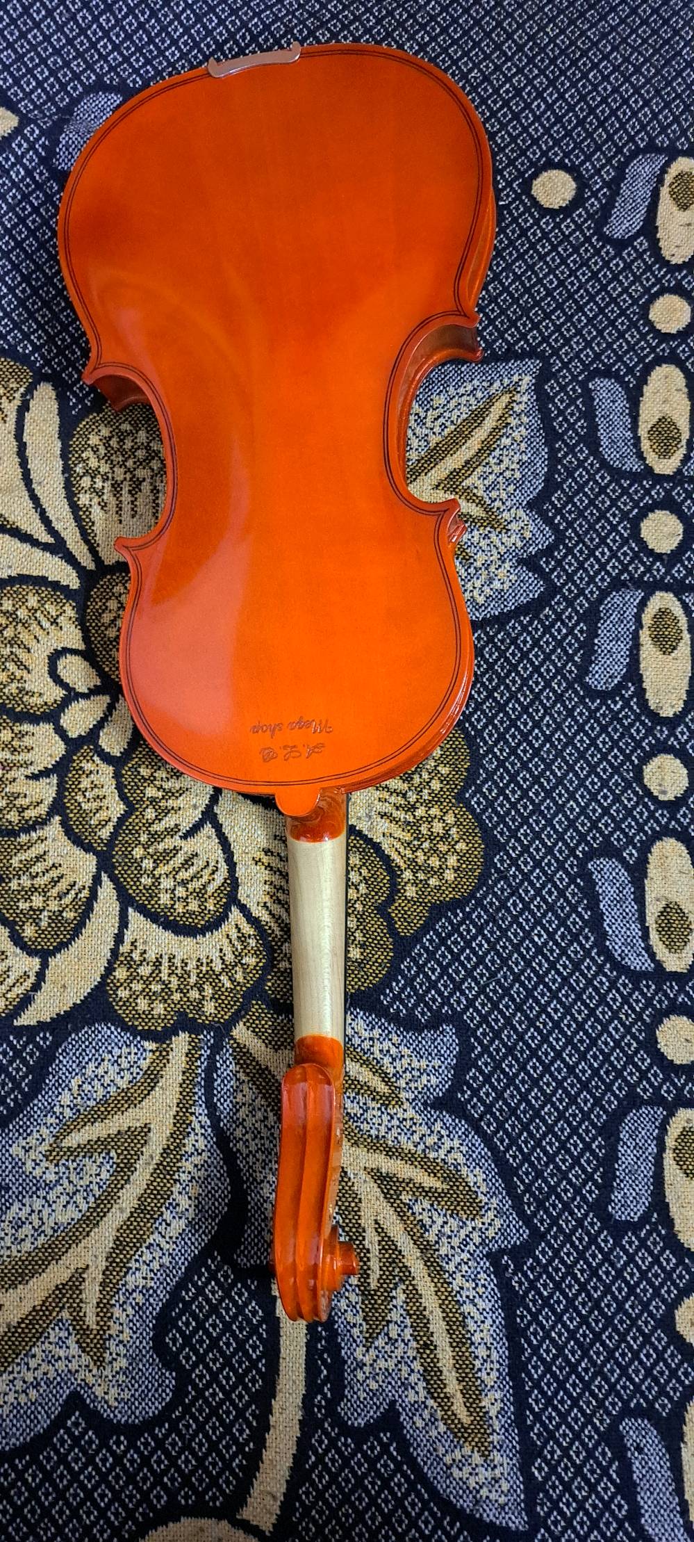 العنوان بغداد حي الجهاد المخابرات
كمان اخو الجيد نضيف مع كل ملحقاته 
نقص فقط اوتار الكمان و بي مجال