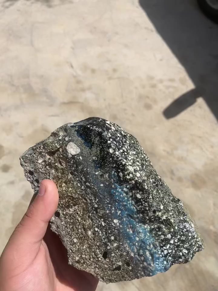 اسبام وعليكم عثرت على حجر في الصراء على حدود الكويت والعراق الي يعرف ب هاذ لحجر لو عنده معلومات عنه او يشتري خلي يتواصل وياي ع هاذ الرقم ***********
