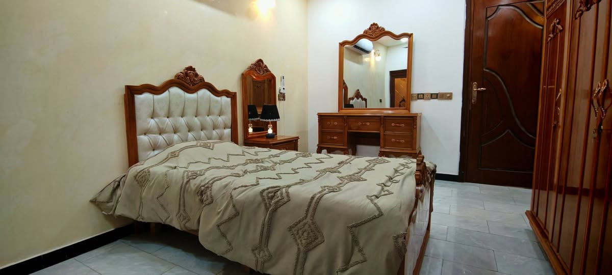 غرفه اخشاب
كنتور اربع ابواب
ميز تواليت 
سرير نفر  ونص قياسه 120*200

الغرفه صاج عراقي تفصال درجه اولى ثكيله تكمه
السعر 1200 وبيها مجال بسيط 
للاستفسار ***********
