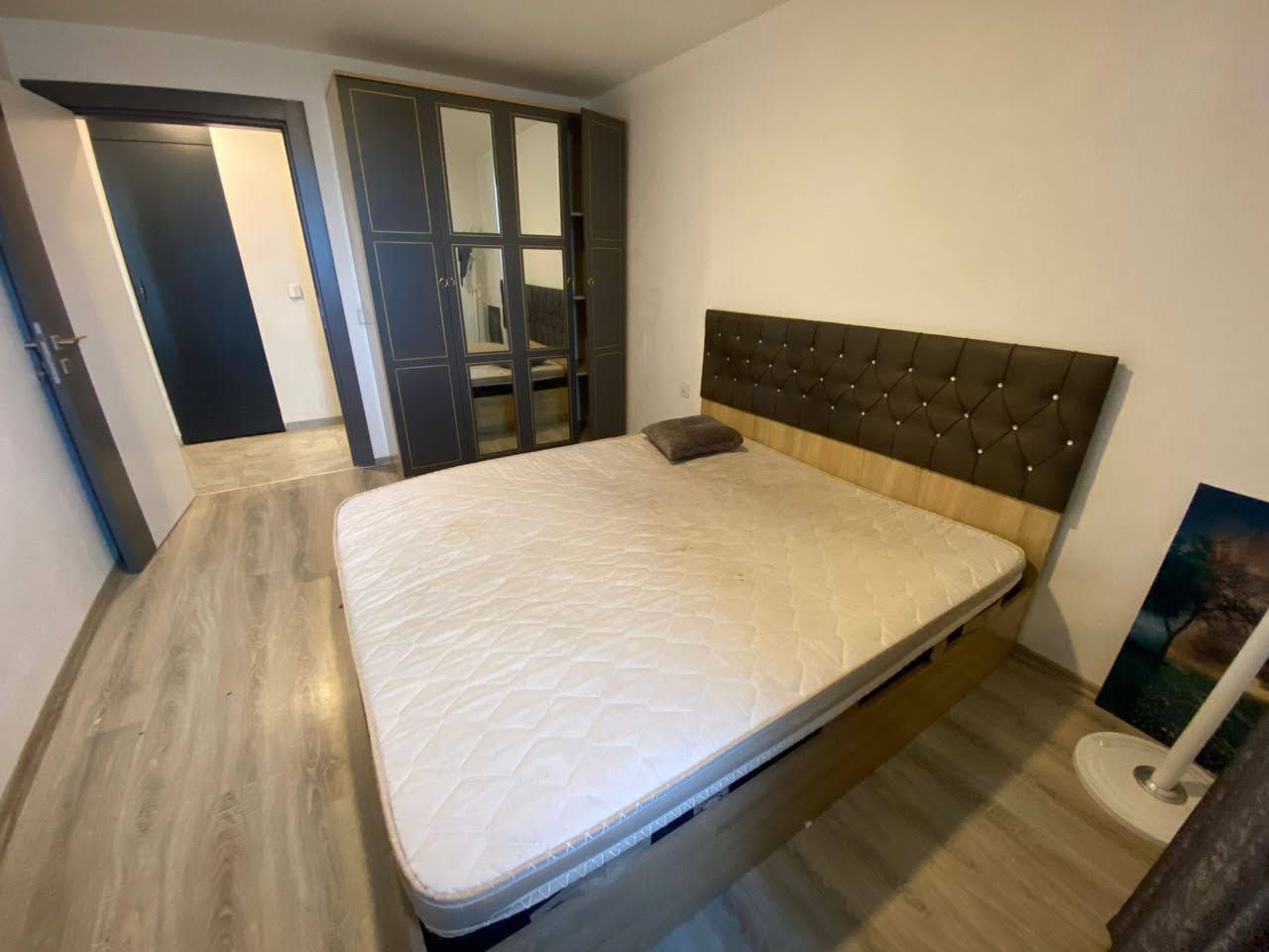 ‌ شقه للايجار منطقه ذهبيه
مجمع لايف تاور
غرفه صاله
واحد غرفه 
صاله 
واحد حمام
بلكون
سعر/350$
الاستفسار على واتساب 
***********
