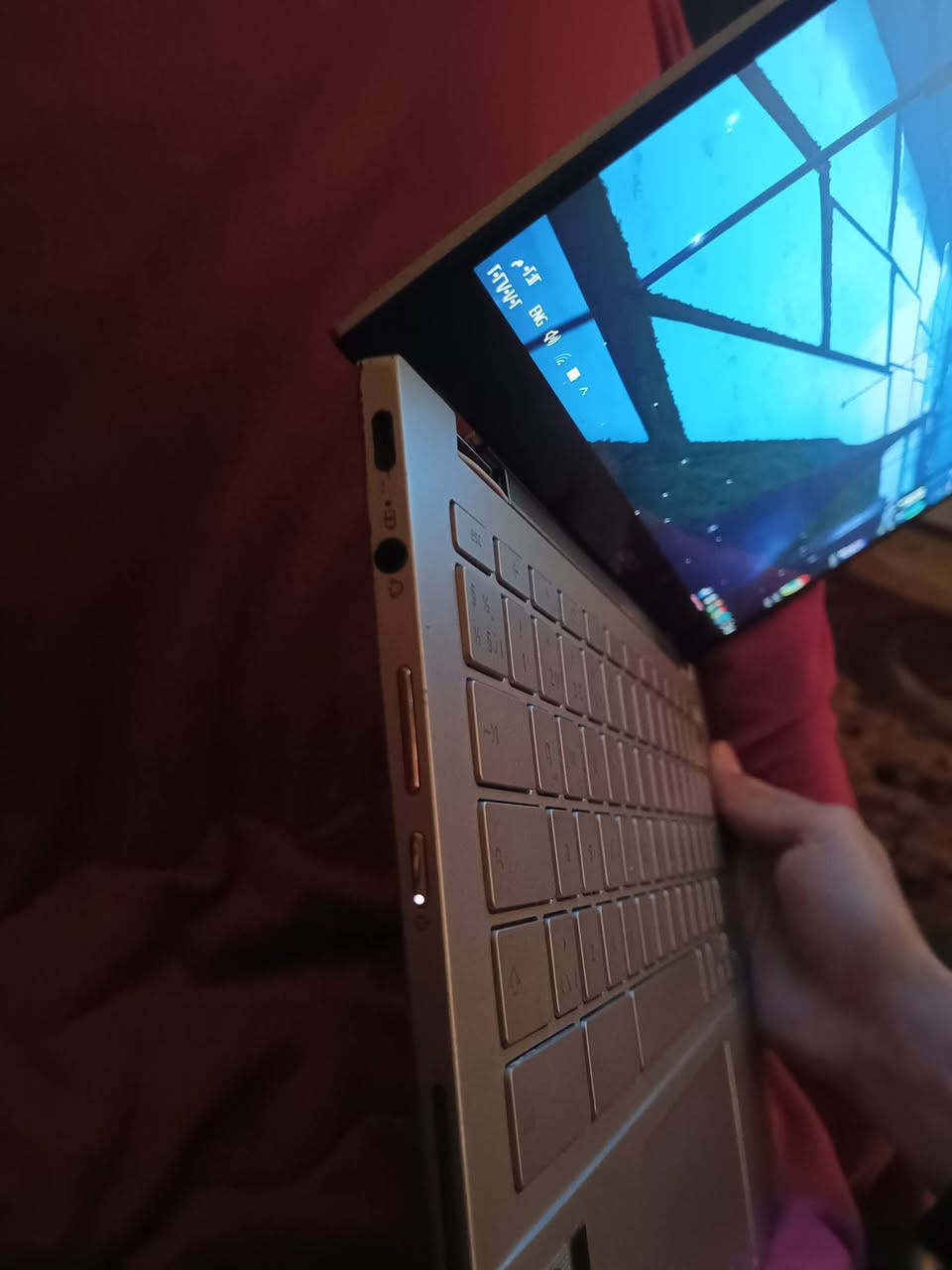 لابتوب ASUS لمس قلاب وجيل 10
‏السعر 350 الف فقط
‏حجم الشاشة 14" دقتها حلوة ولمس وقلابة 360 درجة
‏المعالج i3 جيل عاشر
‏الرام 8g
‏الهارد 128GB
‏نظام التشغيل وندوز 10
‏كيبورد عربي انكليزي ضوئي
‏شحن سريع تايب سي(ملاحظه بيها منفذين واحد منهن ما يشتغل)
‏تجي سوبر سلم نحيفه كلش
‏مع شاحنتها الاصلية 65 واط ومع باكيتها
‏نظافة الابتوب 85%
‏الموقع بغداد الدورة
‏للاستفسار خاص او واتساب ***********📞
‏
