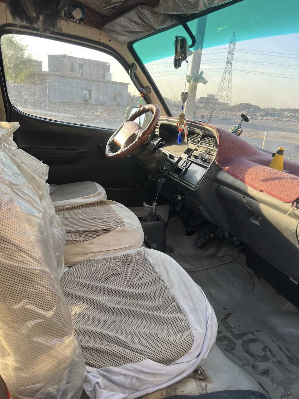 سلام عليكم جنبي مكينه ونجي وتماتيك سياره خير من الله حلوه  رقم ***********

