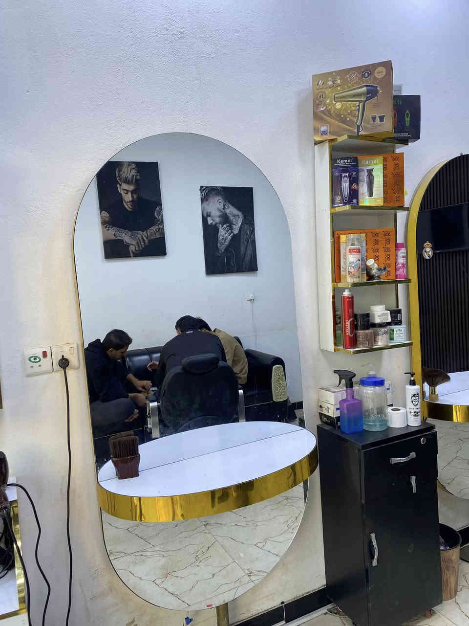 سلام و عليكم شباب عندي ذني مرايات حلاقه3+فاترينات بسعرر كلش مناسب /للستفسار ***********
