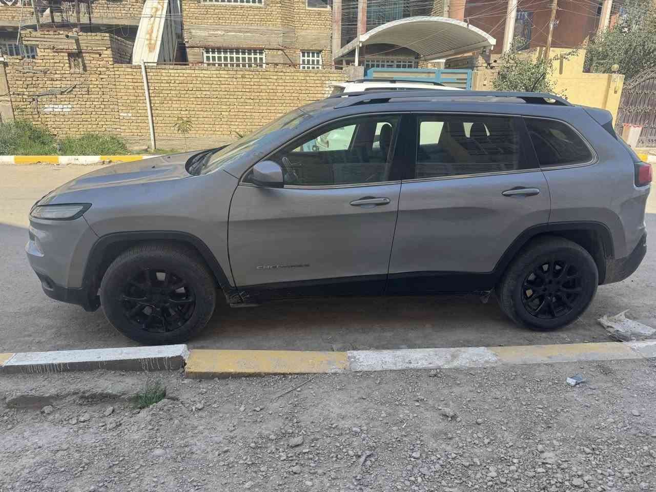 جيب بزون شيروكي 2017 مواصفات لاتيوتد
محرك 6 سلندر 3200
كير + محرك مكفولات
حادثها موضح بالصور 
وفحص السياره مرفق
ماشية 112 الف ميل
سيارة بوضعية جيدة 
حدادية  جديده 
تبريد  100%
تايرات جديد
رقم كربلاء + هزة جديد
سيارة مناقصها اي شي 
بسعر مناسب  120 وبيه مجال 
مكان السيارة ذي قار الشطرة
 ***********
