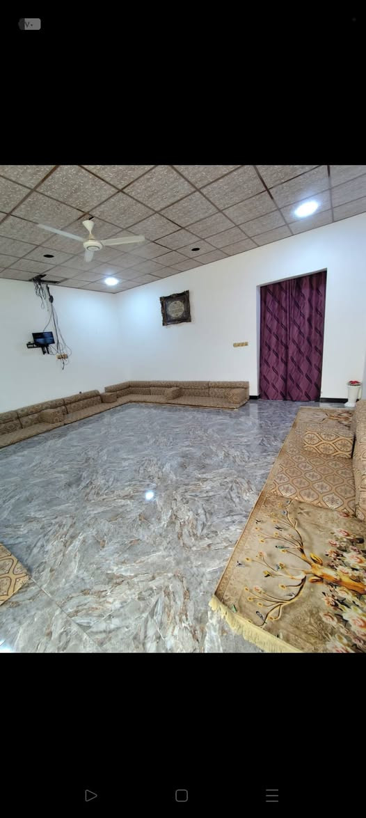 سلام عليكم دار للبيع المساحه 300متر   عرض الشارع 10متر العنوان حي الجوادين النزله الثانيه قرب مكتب البدري  مقابيل الاسكان الصناعي يحتوي المنزل ع استقبال 8×4وصالتين الاصاله الولى 6×6
الصاله الثانيه 6×9 ويحتوي ع ثلاث غرف نوم غرفتين    5ونص×4ونص وغرفه 4×4ونص ايضا مطبخ 4×4
اضافه الى 3مناور وحمامين  داخلي وحمام خارجي  البناء حديث2024 للتواصل ***********
