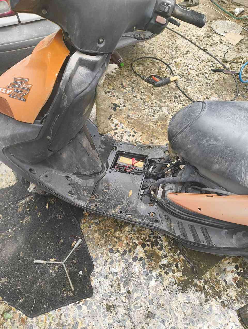 السلام عليكم دراجه فراشه للبيع الدراجه اني اشتريتها من 2015 اخذتها رمبه تركتها بل حديقه صار 3 سنوات للعلم الدراجه من تركتها جانت شغاله كلشي ما بيها هسه جيت اشغلها اسويجها ضايع جطلتها ما اشتغلت انته تاخذ مني كفاله المكينه والعشاير ول قانون
السعر 160 الف 
مكاني بغداد حي الاعلام 
***********
