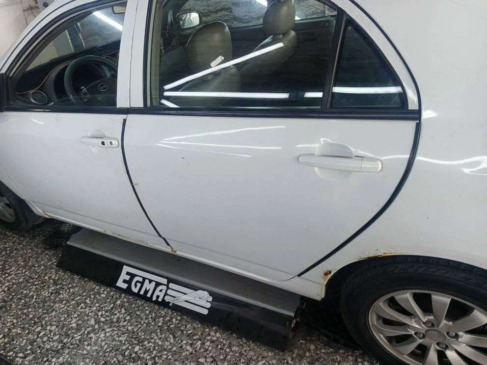 السعر 37 ورقة وبيها مجال 

🚗 *للبيع | بي واي دي G3 موديل 2013* 🚗

✅ موديل: 2013
✅ اللون: أبيض
✅ الرقم: بغداد ألماني - مشروع وطني - بأسمي 

✅ المحرك والكير: مبدل جديد مال كورلا

📌 الفحص والهيكل:
تبديل جاملغ أمامي
صبغ بداية البنيد فقط

✨ المواصفات (فول مواصفات):

✔️ تحكم بالستيرن
✔️ حساسات خلفية
✔️ شاشة
✔️ بصمة تشغيل
✔️ كشنات جلد
✔️ فتحة سقف
🔧 السيارة تعمل بحالة جيدة وجاهزة للاستخدام اليومي

💰 السعر: 37 ورقة وبيها مجال بسيط للجادين

📍 العنوان: بغداد / حي الجهاد
📞 للاستفسار: ***********
