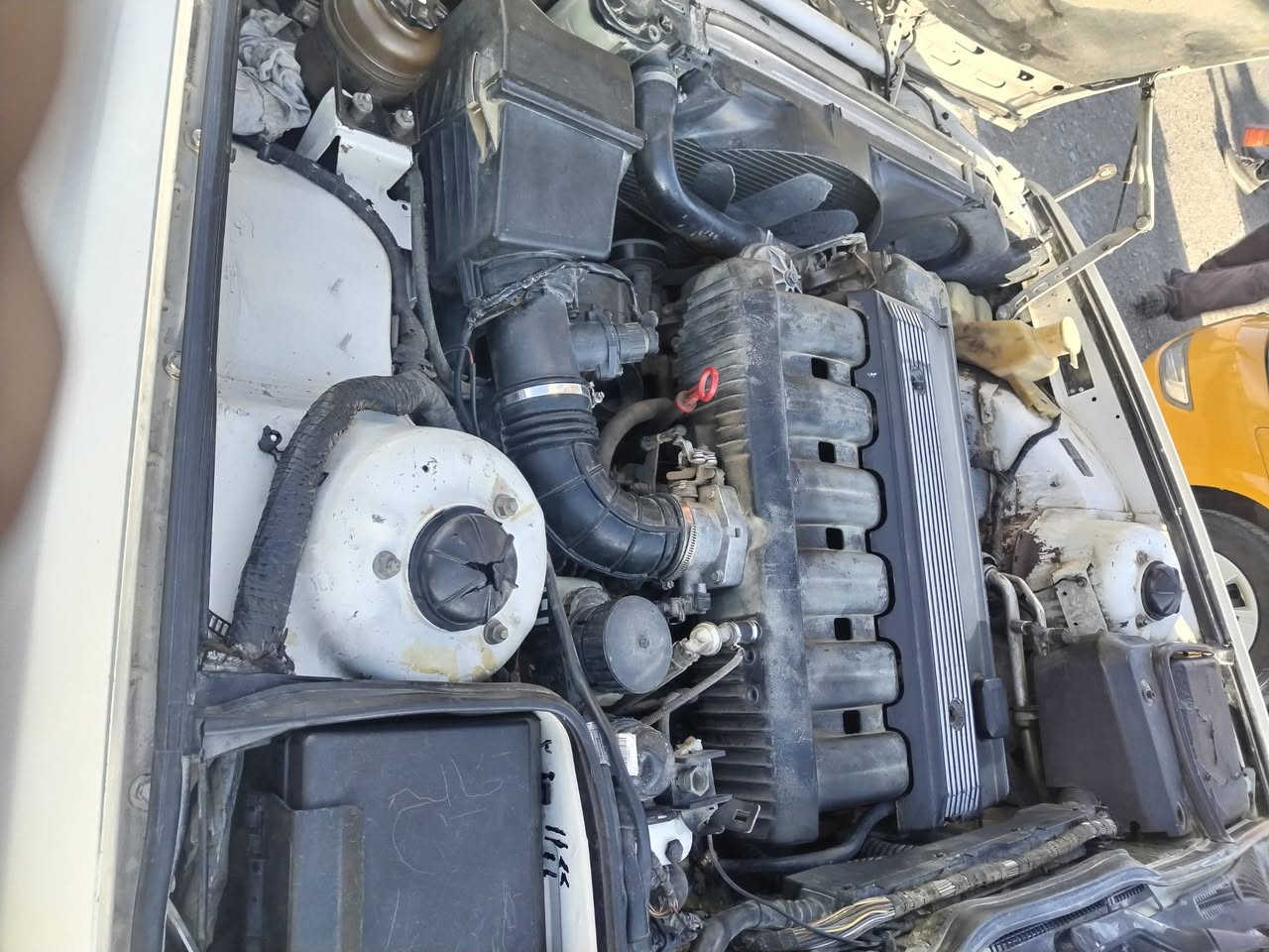 سلام عليكم بي ام 525 رقم كركوك مسكر لون ابيض بدون صبغ كير عادي موديل 89 محدث 93   سعر 55 بي مجال عنوان حويجه ***********
