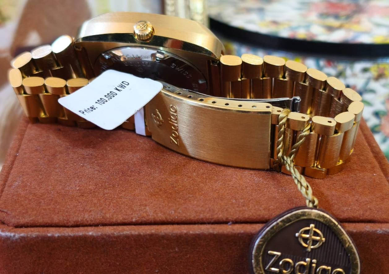 #ساعة #زوياك (Zodiac)
كلاسيكية #سويسرية 🇨🇭
من النوادر
من طراز SST 36000،
*انتاج فترة السبعينيات. 
*الماكنة : حركة #أوتوماتيكية عالية التردد (High Beat) بسرعة 36,000 ذبذبة في الساعة.
*التصميم: هيكل مطلي بالذهب مع ميناء أزرق مميز يعكس روح تلك الحقبة.
*المميزات: تعرض اليوم والتاريخ، وتشتهر بوجود "النقطة الحمراء" (Red Dot) في بعض إصداراتها التي تظهر كعلامة في الميناء.
*حالة الساعه ممتازة (NOS - New Old Stock)، مما يعني أنها #مخزنة ولم تُستخدم من قبل، مع الحفاظ على ملصقاتها الأصلية. 
تعتبر هذه الساعة "تحفة" لهواة جمع الساعات القديمة نظراً لدقتها العالية وتصميمها الهندسي الجريء الذي ميز إنتاجات شركة زودياك في تلك الفترة.
(بيع داخل العراق فقط)
توصيل جميع المحافظات


**إذا كنت صاحب هذا الإعلان وتريد حذفه لأي سبب، رجاءا أرسل رسالة إلى الدعم الفني**