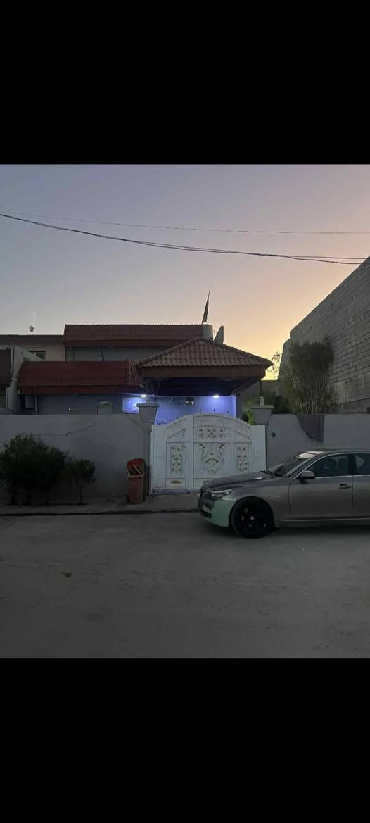 السلام عليكم يوجد دار للبيع 300متر طابقين منطقه الحمزلي مقابل كراج بغداد قرب المنتوجات النفطية السعر 100للستفسار الاتصال على الرقم ***********
