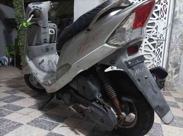 السلام عليكم ماكس منغولي لون رصاصي كفراتها الأصليه للبيع ماصاله شهرين من نازله رمبه نضيفه  كلشي شغال بيه هندر سلف كهربائيات كله شغاله مناقصه شي كلش نضيفه شوفت عينك وياه كفرات لون ابيض وصالنصه FM وسبويلر مال ماكس عدله لون اسود السعر 990 وبيه مجال حك الجيه مو شراي لا تتصل الرقم *********** متواجد واتساب
