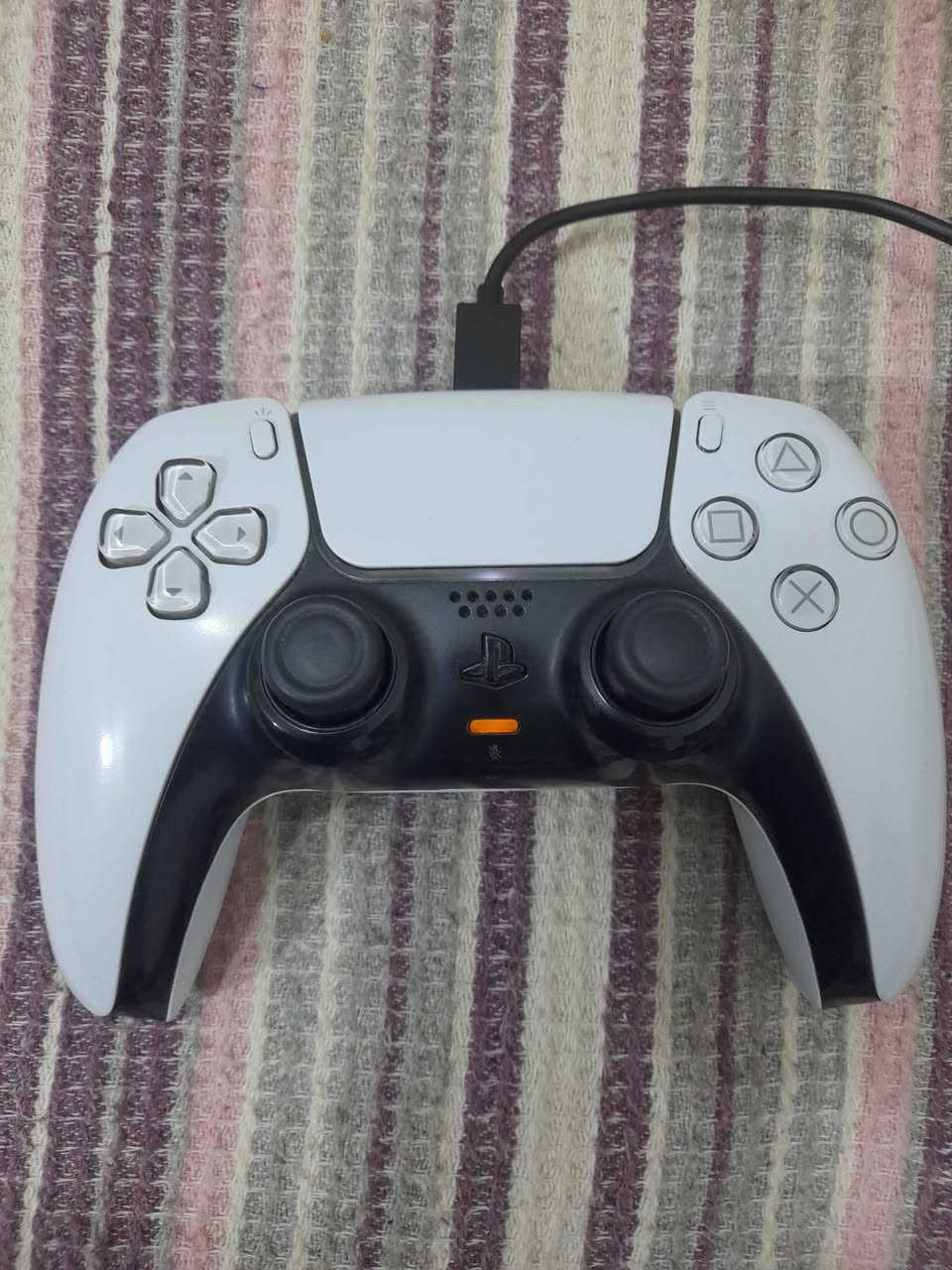 بلي ستيشن ٥ سلم اوربي أجدد من الجديد كلش نضيف نضافه 99% كل ملحقاته وياه و كارتونه وكل الكيبلات الاصليه ابيع شلع كل شيء ب 610 الف ما بي مجال مستعجل عله بيعته ماكاني بغداد حي القاهره الرقم:*********** بغداد, العراق
