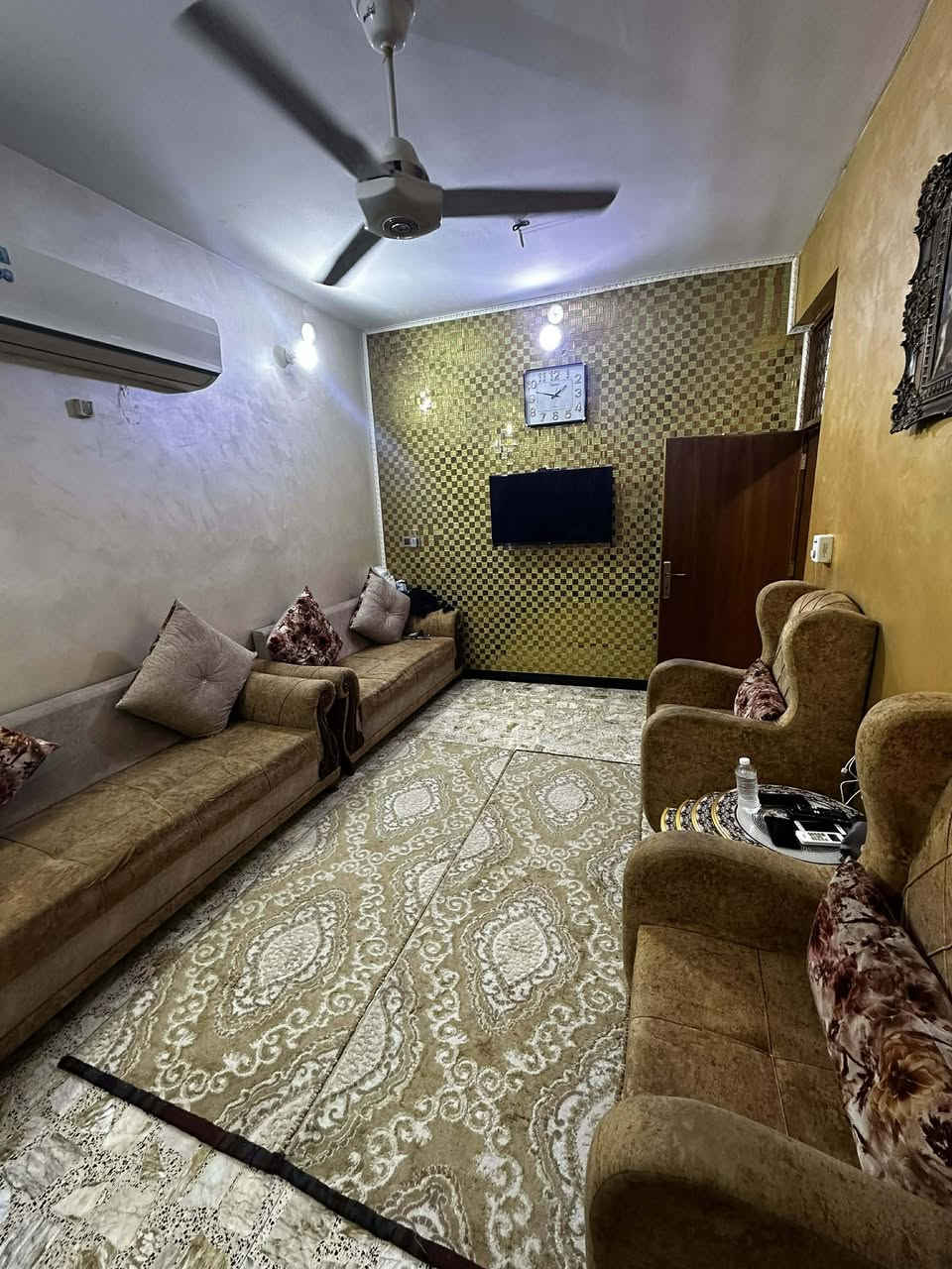 السلام عليكم
بيت للبيع مساحه (٨٠)متر الواجهيه(٥)متر النزال (١٦)متر الخطيب الزراعي شارع مشمشه 
***********الاستفسار
