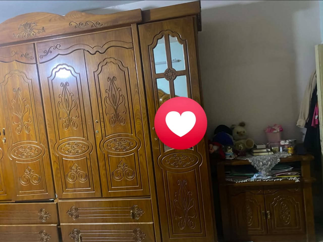 �
للبيع طقم غرفة نوم كامل، تصميم كلاسيكي أنيق ولون خشب عسلي مميز، محافظ عليه ونظيف جدًا.

✅ يتكون من:

* سرير نفرين.
* دولاب كبير متعدد الأبواب مع مرايا.
* تسريحة مع مرآة.
* 2 كومدينة.
* قطعة جانبية (كما موضح بالصور).

✔️ الحالة: ممتازة وشغالة بالكامل.
✔️ الاستخدام: استخدام بيت فقط.
✔️ البيع للطقم كامل
  الموقع : بغداد - حي الجامعة 
السعر يرجى التواصل على الخاص 
الرقم الهاتف : ***********
