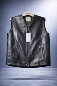 يلك مصنوع من جلد طبيعي ناعم عالي الجودة، يتميّز بمتانته ولمعته الهادئة...