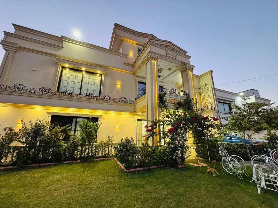 #لاوان_ستي
بيت ٤٠٠م للبيع 
٥غرف نوم 
تمليك طابو 
خدمات ممتازة 
يبعد عن مركز أربيل ١٠د
للمعلومات اكثر زورنا في مدخل مجمع لاوان ستي 
***********

***********

السعر هنا 👈 https://t.me/fellerbil1994/661
