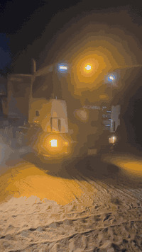 السلام عليكم سكانيا سكس بلادي 2002 مكينة 420 انجكتر تخم تاير راس وعربانة ماموت عمل 3 دناكير 32 متر رقم مثنى قلاب سيارة جاهزة للعمل للاتصال : ***********
