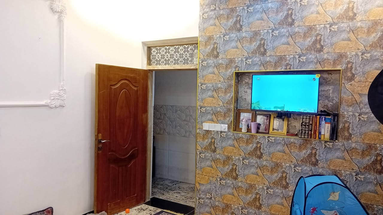 بيت للبيع ابو عظام  مساحه ١٠٠ متر يحتوي علئ غرفتين نوم ستقبال غرف نوم كبار مطبخ صحيات ٢ بيت طابقين بناء طابوق جمهوري البيت جديد سنة بناء٢٠٢٤ ستفسار اتصال على الرقم***********
