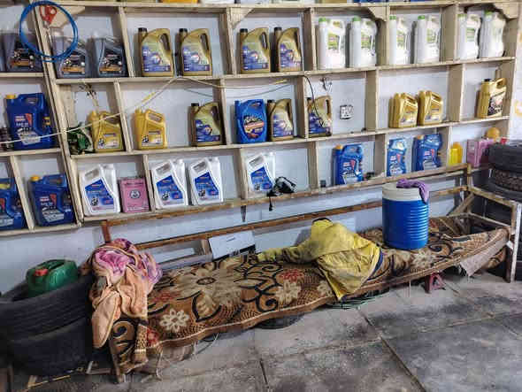 سلام عليكم شباب غراض محل كامل للبيع 
تاروسات عدد2+خالعه+بلنص+جكات 2+برميل دهن فل+بطل 350لتر حتياط/المكان ديوانيه قضاء الدغاره  السعر 3و250وبي مجال للاتصال ***********
