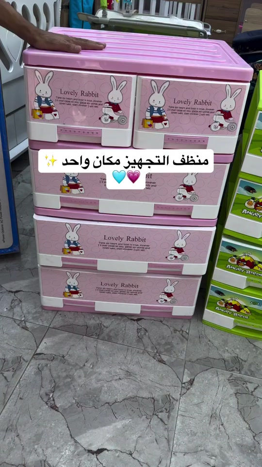 حجز واتساب سلال المقسمات (أو منظمات الأدراج والخزائن) هي واحدة من أفضل الأدوات لترتيب المساحات واستغلالها بشكل ذكي. تتوفر هذه السلال بخامات وأشكال متنوعة لتناسب كل الاحتياجات: 1. أنواع سلال المقسمات حسب الاستخدام  مقسمات الملابس والملابس الداخلية: غالباً ما تكون مصنوعة من القماش المقوى أو البلاستيك المرن، وتأتي بفتحات صغيرة (شبكية أو قماشية) لتنظيم الجوارب، الملابس الداخلية، أو التيشرتات داخل الأدراج.  مقسمات المطبخ والملعقة والشوكة: تكون مصنوعة من البلاستيك الصلب أو خشب البامبو، ومصممة لتناسب أدراج المطبخ الطولية لتنظيم أدوات الطبخ والبهارات.  مقسمات المكياج والعناية: سلال بلاستيكية شفافة (أكريليك) أو ملونة تحتوي على مربعات صغيرة لتنظيم الحمر (أحمر الشفاه)، الفرش، والعدسات.  سلال تنظيم الأدوية والإكسسوارات: سلال صغيرة مقسمة من الداخل بغطاء أو بدون غطاء لحفظ الأشياء الصغيرة من الضياع. 2. كيف تختار السلة المناسبة؟  الخامة:  البلاستيك: ممتاز للمطبخ والحمام لأنه سهل التنظيف ومقاوم للماء.  القماش/الفبر: ممتاز لخزائن الملابس لأنه مرن وياخذ شكل الدرج.  المقاس: قبل الشراء، يفضل دائماً قياس أبعاد الدرج أو الرف (الطول × العرض × الارتفاع) لضمان أن السلة ستجلس في مكانها الصحيح.  المقسمات المتحركة: بعض السلال تأتي بمقاطع بلاستيكية يمكنك تحريكها لتكبير أو تصغير حجم الفتحات حسب حاجتك. إذا كنت تبحث عن هذه المقسمات لتنظيم منتجات معينة، أو تود استغلالها لعرض وترتيب بضاعة في مشروعك، أخبرني بالمراد تحديداً لأقترح عليك الأفكار الأنسب؟


**إذا كنت صاحب هذا الإعلان وتريد حذفه لأي سبب، رجاءا أرسل رسالة إلى الدعم الفني**
