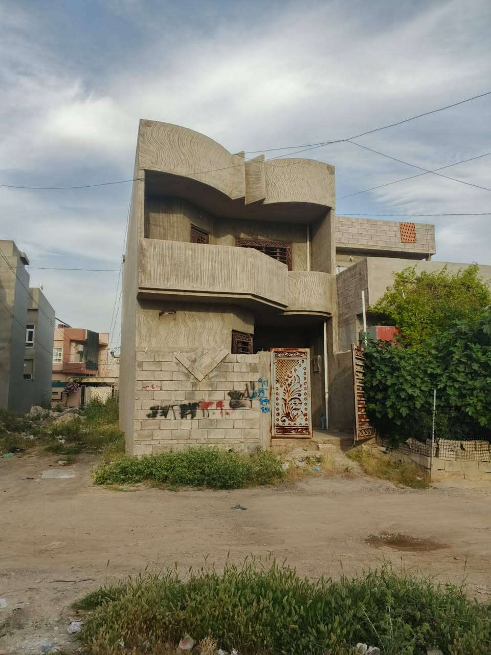 بيت للبيع
🔥🔥 فرصة لا تعوض - بسعر مغري جداً 🔥🔥
🏡 بيت للبيع في الموصل - منطقة جمعية المولدات (زراعي)

✅ باسم شخصه
✅ يمتلك كارت
✅ التحويل مباشر

📐 المساحة: 120 متر📏 
الواجهة: 6 متر📏 
الطول: 20 متر

🏠 مكون من طابقين2 :

🔹 الطابق الأول :• غرفتين 2 (من ضمنها غرفة استقبال)• مطبخ• صحيات
🔹 الطابق الثاني :• غرفتين2 • صحيات

✨ مميزات إضافية:

✔ منور
✔ سطح أمام البيت
✔ سطح خلف البيت
✔ الوطني + سحب المولدة من الفرع الموجود خلف البيت مباشرة
✔ الماء متوفر إن شاء الله

🔨 البيت ناقصه فقط مرحلة البناء الثانية، 
وفرصة ممتازة لمن يريد إكماله حسب ذوقه الخاص.

💰 السعر: 65 مليون دينار فقط 🔥⚡ ويوجد مجال بالسعر للجادين فقط ⚡

📞 للتواصل:***********

📩 مراسلة على الخاص (ماسنجر)📱 أو واتساب:***********

🚨 بيت بسعر مناسب وموقع جيد، لا تضيع الفرصة قبل البيع.

🌷 مع خالص التحية والتقدير 🤝
