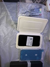 ، شاشة ايفون 11 عادي ، جديدة غير مستخدمة نهائياً بعدها بالكارتون مع ڪا...