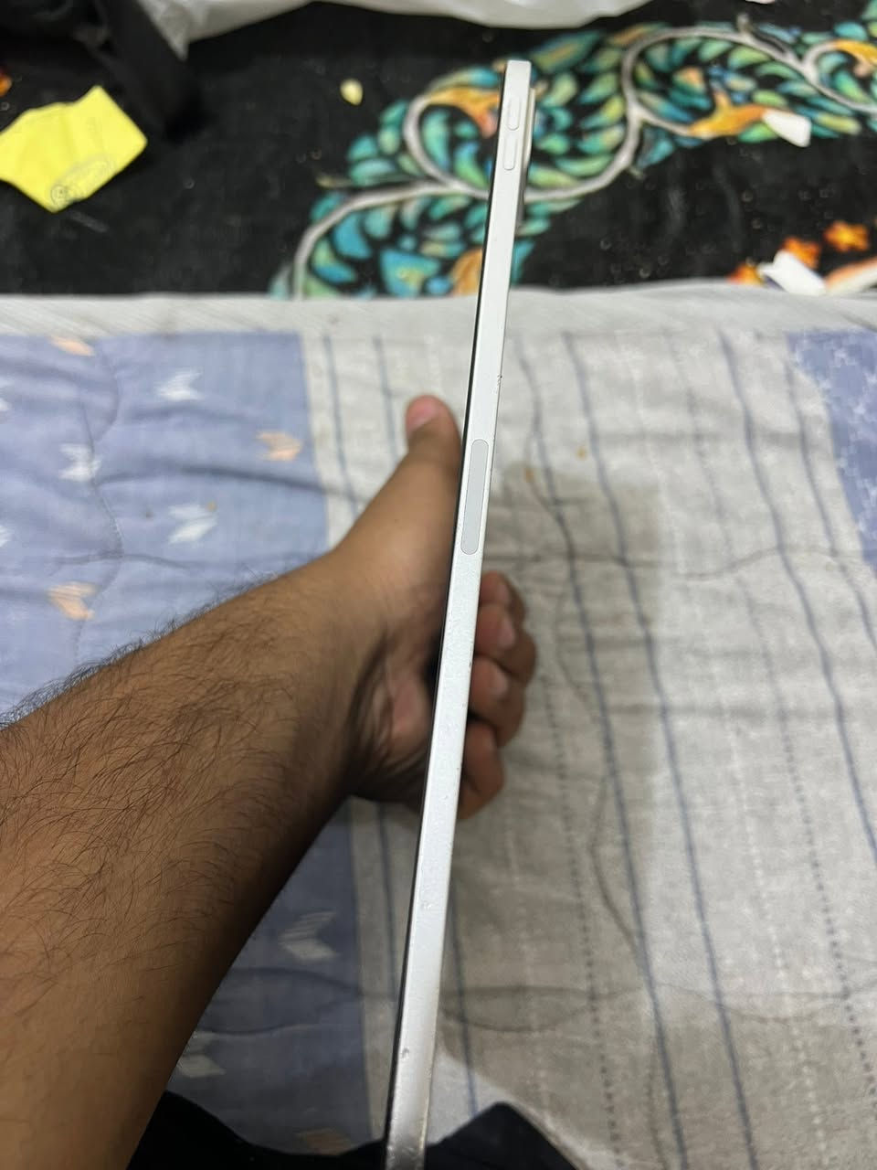 سلام عليكم ايباد برو M1بي فقط هاذا الخط البسيط  ذاكره 128بطاريته90سعره350 *********** وتساب بي فقط رقمي
