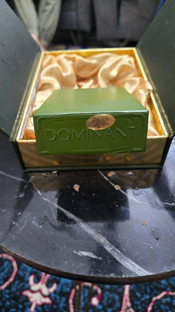 دومنت الكسير اخضر الاصلي كتابة حفر نوتات العطر
مقدمة العطر البرغموت، والهيل. قلب العطر العنبر وزهور البرتقال. قاعدة العطر خشب الصندل، والمسك.والباتشولي
 مستخدم منه 10مل   باقي 90 او85 مل 
سعر الجديد 120 الف
اريده 80الف

تواصل واتساب ***********
