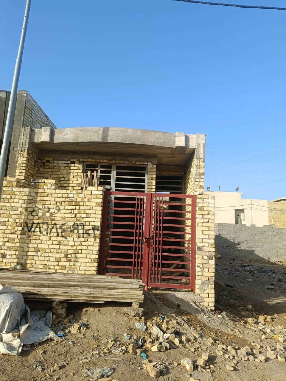 يالله
هيكل ١٠٠م السفحه مكان شارع احمد الوائلي يبعد.عن البيوت الوجه 150متره قريب عليهم قريب عل الفرن متكون من غرفه ومطبخ وستقبال وحمام سعر ٤٥ وبي مجال قليل مجاري كامله ارضيه  صب  صب مخده وسكف
استفسار علق ادزلك رقم راعيه وتدلل


**إذا كنت صاحب هذا الإعلان وتريد حذفه لأي سبب، رجاءا أرسل رسالة إلى الدعم الفني**