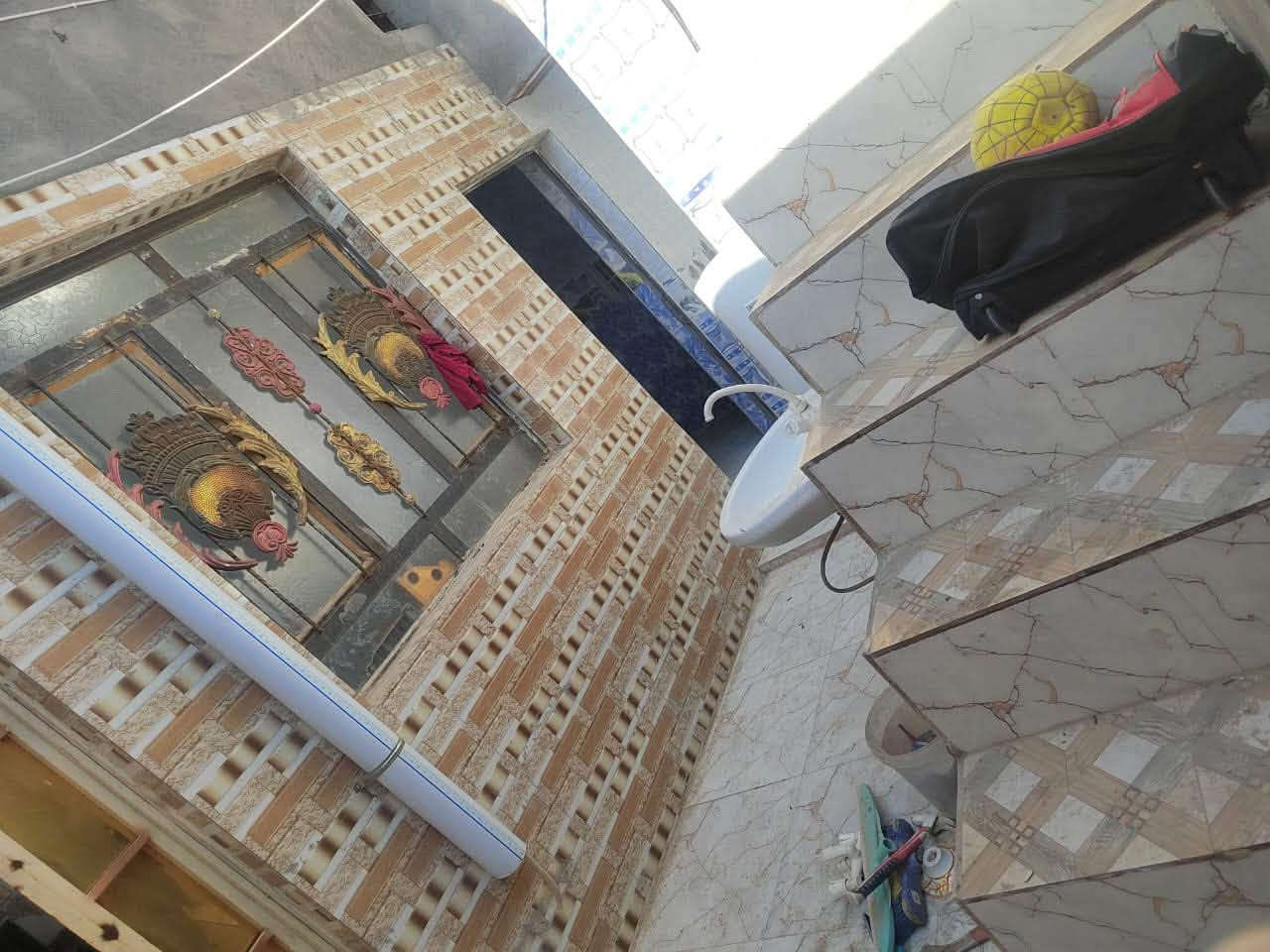 السلام عليكم 
البيت للاجار ب 300 وبي مجال 
بي صاله وغرفه ومطبخ وحمامات 
العنوان حي الثوره نهايه السوق قرب حسينية الناصري
***********
