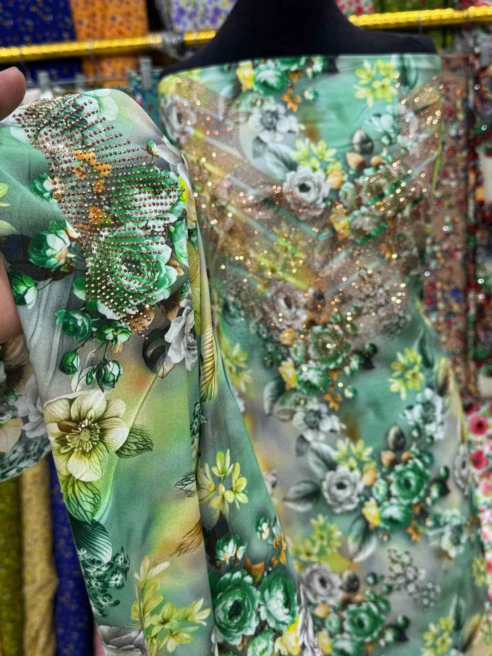 مخور رمضاني موديلات جديده 🌺
خاصة للفساتين والدراعات ودشاديش رمضانيه 😍

والسعر جدا مناسب قطعه فقط ب 10.000 

قماشه كشمير 3D الاصلي مابي لايلون 
القطعه مترين ونص مطرز صدر وردن ستراس حراري الاصلي 
توصيل لجميع المحافضات 5.000 
متوفر جمله ومفرد كميات


**إذا كنت صاحب هذا الإعلان وتريد حذفه لأي سبب، رجاءا أرسل رسالة إلى الدعم الفني**